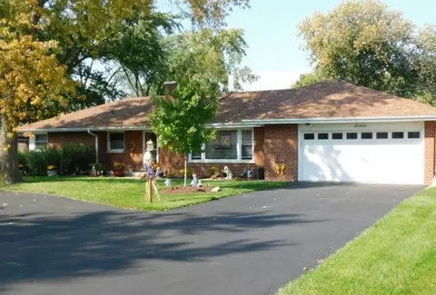 16 N Wildwood Dr, Prospect Heights, IL 60070