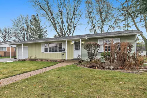 841 Royal Ln, West Dundee, IL 60118