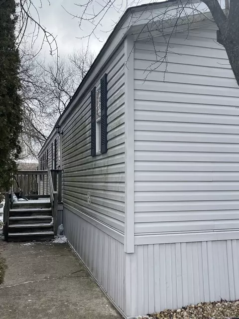 365 Surrey Rd, Wheeling, IL 60090 photo 2