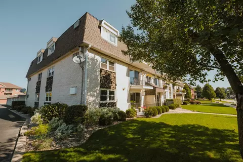 7932 W 93rd St #3C, Hickory Hills, IL 60457