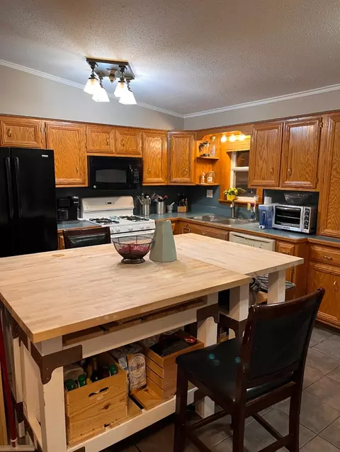 835 Bloomfield Ln, Aurora, IL 60504 photo 2