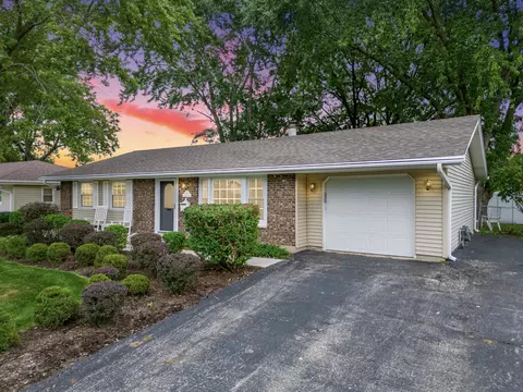 707 Duxbury Ln, Schaumburg, IL 60193