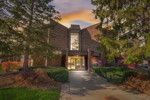 3110 Pheasant Creek Dr #111, Northbrook, IL 60062