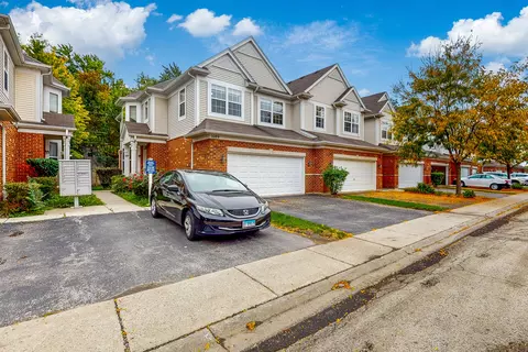 1689 Buckingham Dr, Des Plaines, IL 60018