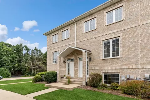 183 N East River Rd #D2, Des Plaines, IL 60016