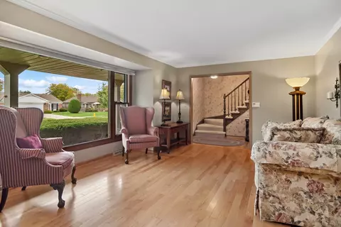 1307 E Ardyce Ln, Mount Prospect, IL 60056 photo 3