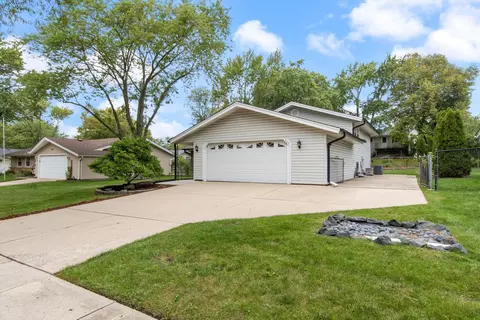302 Williams Dr, Schaumburg, IL 60193