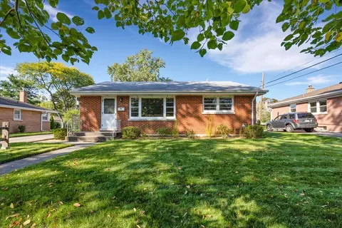 821 Lakeside Dr, Wheaton, IL 60187