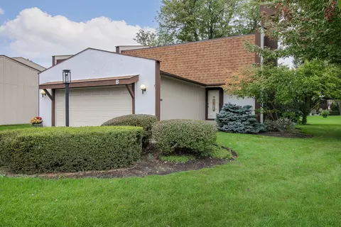 8 Deercrest Ln, Indian Head Park, IL 60525