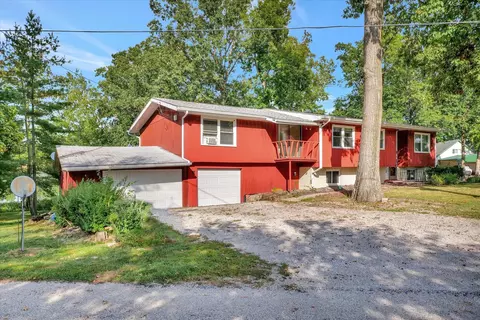 30142 Beach View Dr, Girard, IL 62640