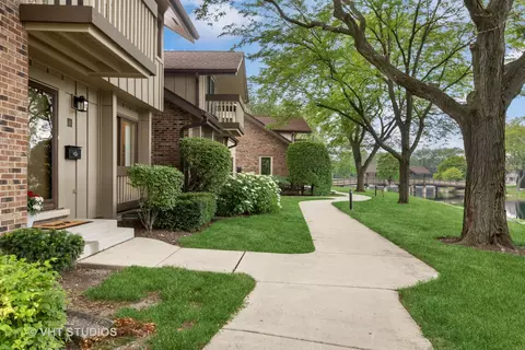 10 Kent Ct, Willowbrook, IL 60527