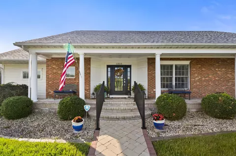 1805 E Cobble Creek Dr, Mahomet, IL 61853