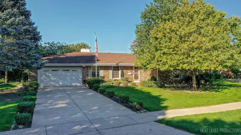 249 Carriage Hill Dr, Aurora, IL 60506