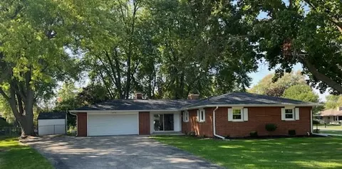 118 Nichols Dr, Sycamore, IL 60178
