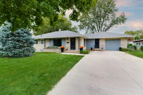 10 Woodruff Dr, Bloomington, IL 61701