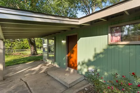 6 Meadow Ct, Champaign, IL 61821 photo 2