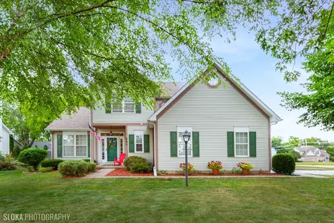561 Blue Bonnet Ln, Woodstock, IL 60098