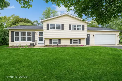 707 Greenbriar Ln, Lindenhurst, IL 60046