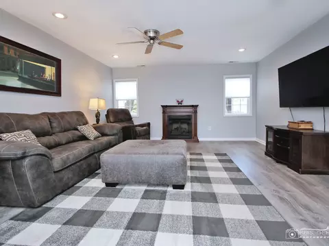 2513 S Scheid Ln, Mchenry, IL 60051 photo 3