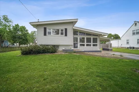 104 E 1st St, Gridley, IL 61744