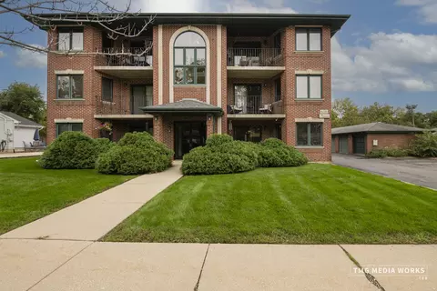 616 E 5th Ave #101, Naperville, IL 60563
