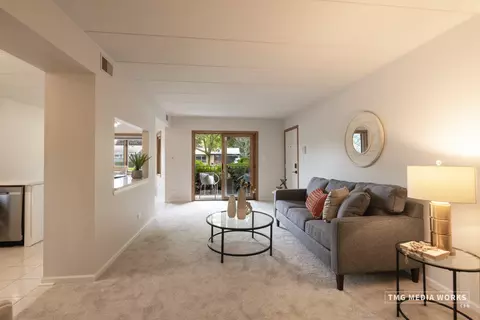 616 E 5th Ave #101, Naperville, IL 60563 photo 2
