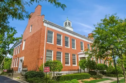 154 School St #105, Libertyville, IL 60048