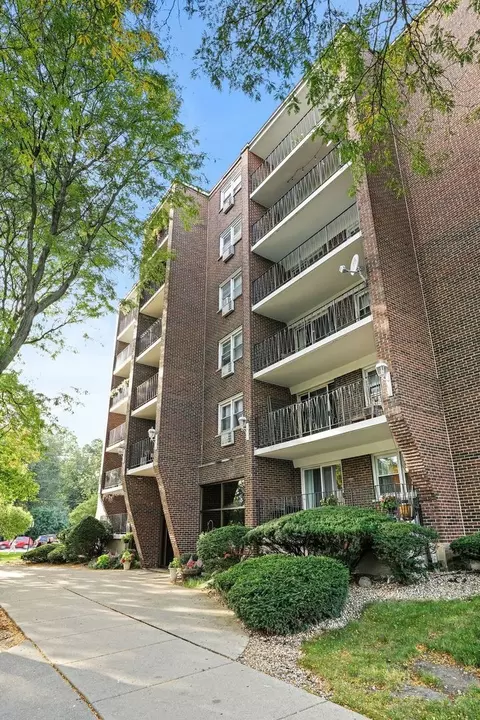 8748 W Summerdale Ave #1D, Chicago, IL 60656