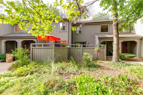 300 Shoreline Rd, Lake Barrington, IL 60010