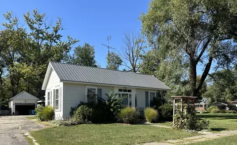 305 Walnut St, Oakland, IL 61943