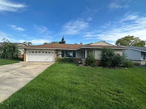 630 Pinewood Dr, Elk Grove Village, IL 60007