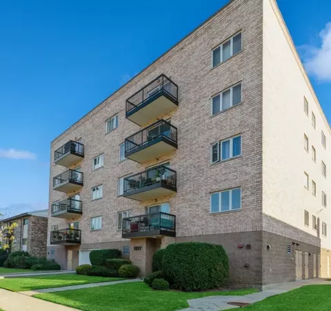 1227 Brown St #201, Des Plaines, IL 60016
