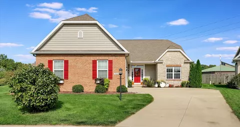 818 Woodspring Dr, Mahomet, IL 61853