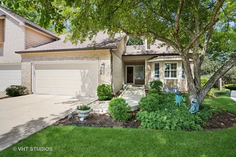 702 Natwill Sq, Geneva, IL 60134