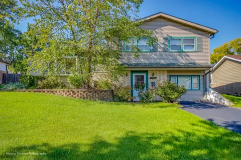 9120 Sycamore Dr, Hickory Hills, IL 60457