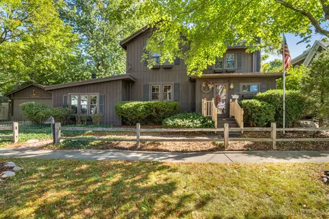 33 Kane St, Geneva, IL 60134