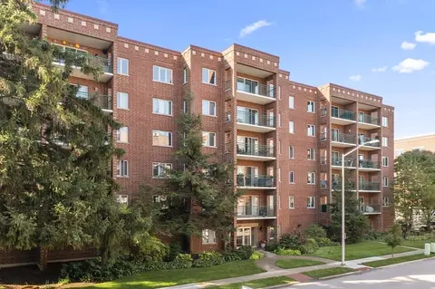 1685 Mill St #304, Des Plaines, IL 60016