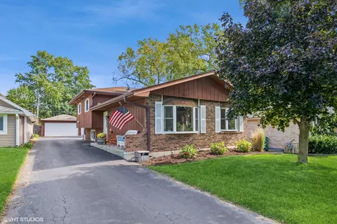 311 N Grant St, Westmont, IL 60559