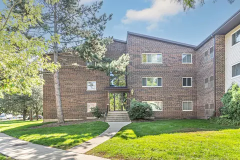 630 Perrie Dr #201, Elk Grove Village, IL 60007