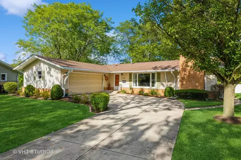 6527 Briargate Dr, Downers Grove, IL 60516