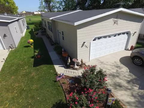121 Club Cir, Belvidere, IL 61008