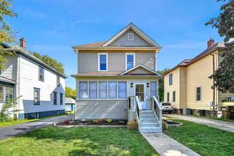 414 N Seminary Ave, Woodstock, IL 60098