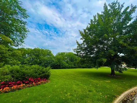 9 Seneca Ct, Burr Ridge, IL 60527
