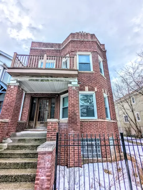 2053 W Belle Plaine Ave, Chicago, IL 60618