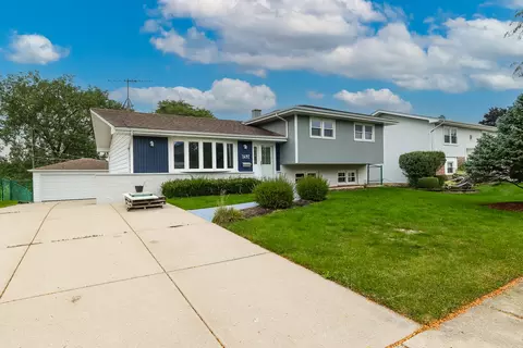 1692 Kingsdale Rd, Hoffman Estates, IL 60169