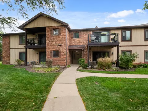 1118 Prescott Dr #1D, Roselle, IL 60172