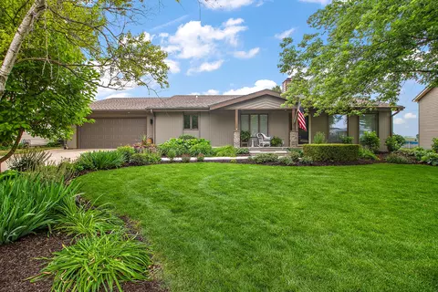 10 W Circle Dr, Saint Anne, IL 60964