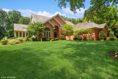 1 Barberry Dr, Hawthorn Woods, IL 60047