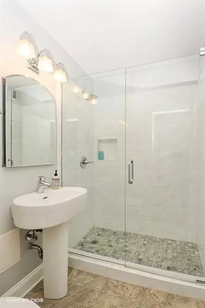 33 E Cedar St #4B, Chicago, IL 60611 photo 8