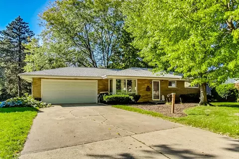 318 April Ct, North Aurora, IL 60542